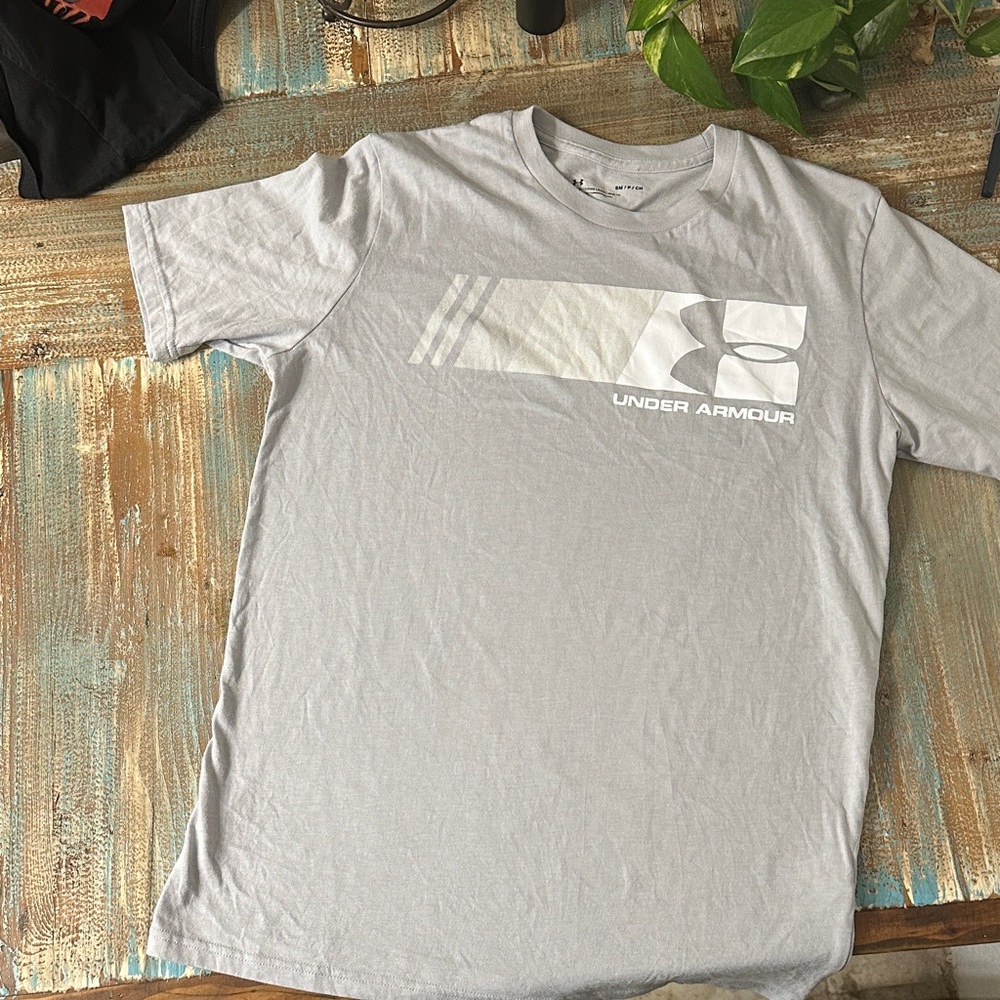 Under Armour Men's Light Gray Graphic Tee